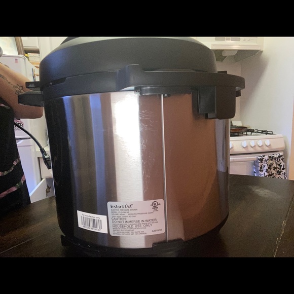 Insta Pot Slow Cooker - Picture 4 of 7